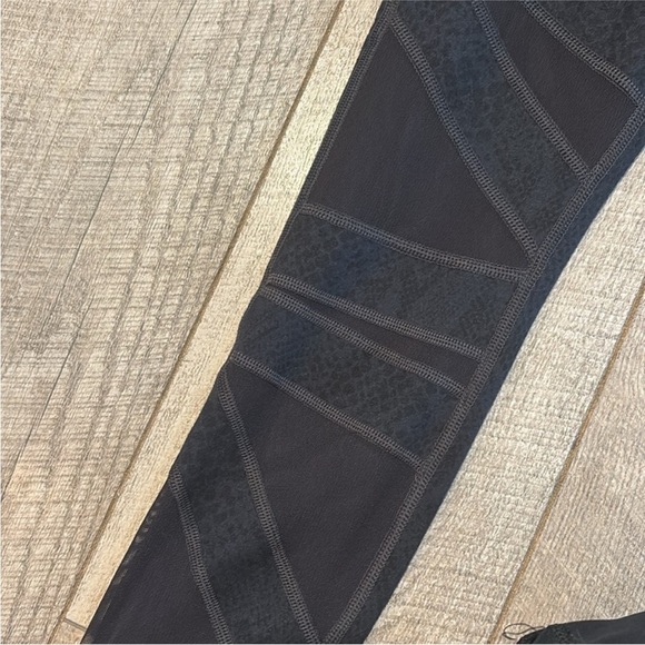Lululemon High Times Tech Mesh Leggings Size 4 Black Snake Print With Mesh Panel - Picture 3 of 6